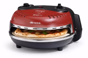Forno per pizza Ariete con pizza in cottura