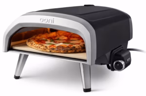 Forno per pizza Ooni con una pizza in cottura